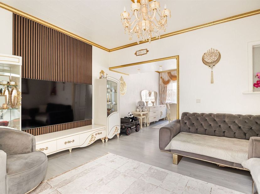 Leuke instapklare woning met tuin ,  inrit en  garage achteraan gelegen nabij het centrum van Oostakker. Deze woning beschikt op het gelijkvloers over