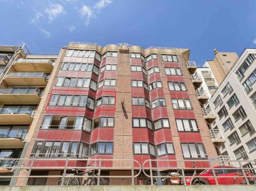 Op de 3e verdieping, met lift, van deze centraal gelegen residentie "Athos" vinden we dit lichtrijke 1-slaapkamerappartement. Deze is gunstig gelegen