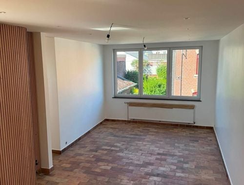                                         Woning te huur in Fontaine-l'Evêque, € 1.200
