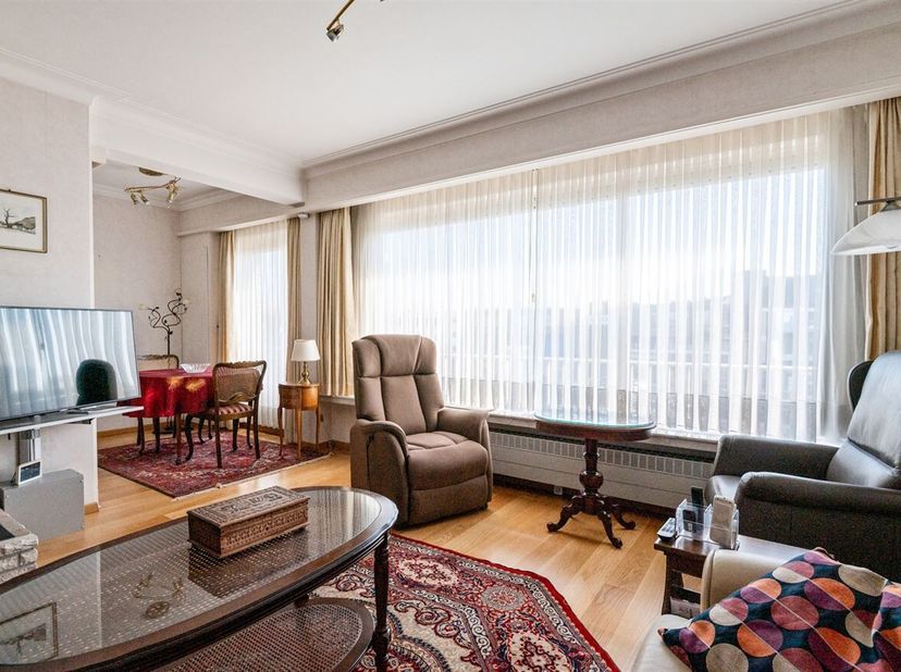 Journée portes ouvertes le samedi 14 mars de 11h à 12h<br />
Appartement rénové de 2 chambres à coucher avec terrasse et garage box !<br />
Situation