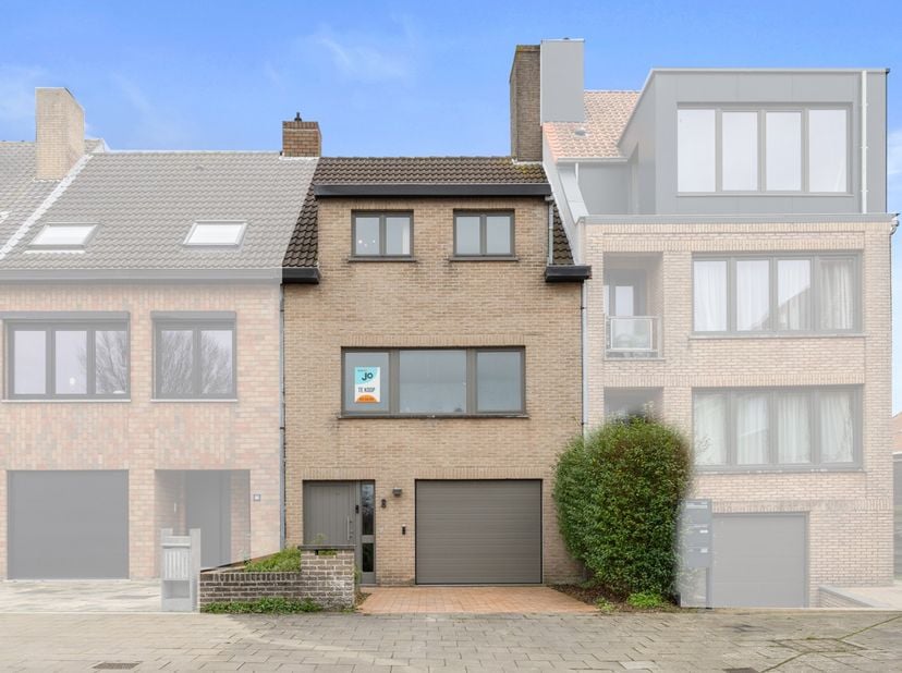 In de rustige Hulstlaan in Mariakerke/Stene bevindt zich deze ruime en verzorgde beletagewoning op een bijzonder aangename locatie. De straat is doodl