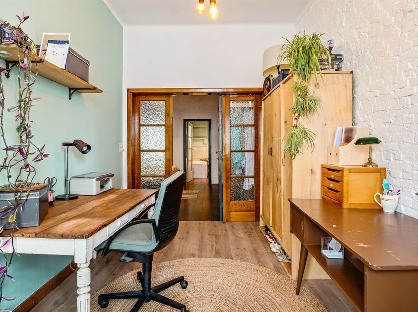 Deze woning is gelegen in de Meyersstraat te Deurne en geniet van een uiterst centrale ligging, met alle voorzieningen binnen handbereik. Winkels, sch