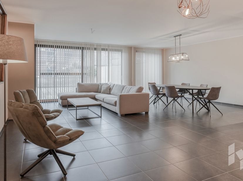Zeer ruim, gelijkvloers appartement (146 m²) met een mooie, open leefruimte, 2 slaapkamers en een prachtig terras in het centrum van Lommel.<br />
Ond
