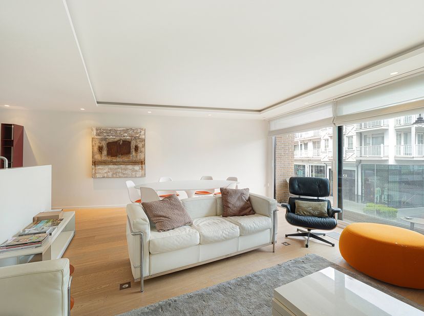 Hedendaags appartement met 3 slaapkamers en een terrasje op het zuiden, centraal gelegen op de Kustlaan in het Zoute in de buurt van het bekende resta