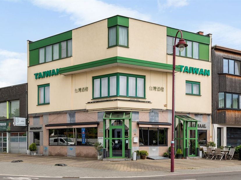 Riant commercieel gelijkvloers met mogelijkheden (horecazaak, zelfstandige activiteiten, kantoor, praktijk) met ruime woonst voorzien van 6 slaapkamer