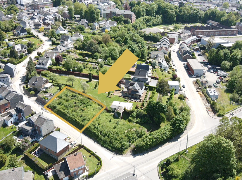 Idéalement situé en plein centre de Ciney, à deux pas de la gare et de toutes les commodités, ce terrain à bâtir bénéficie dun permis de construire oc