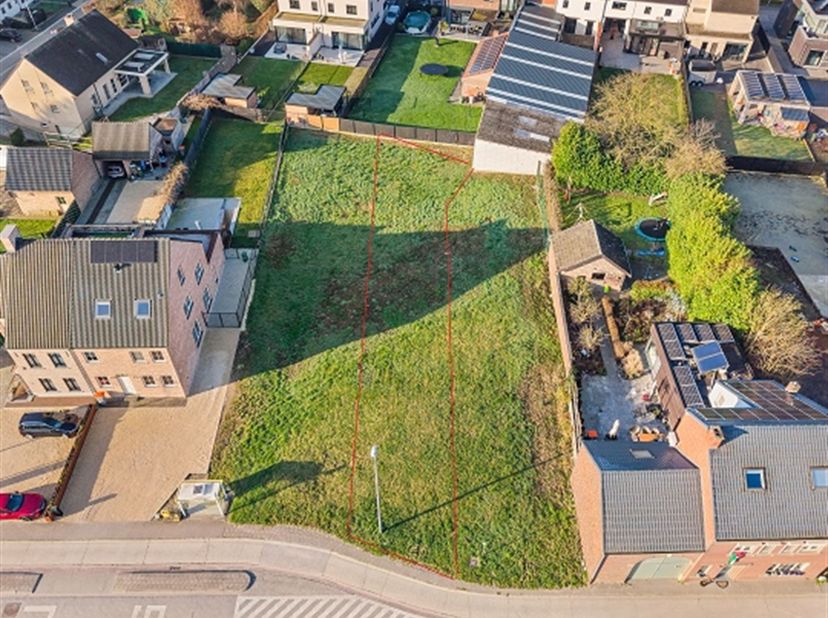 Bouwgrond voor een gesloten woning op een centrale ligging te Bilzen<br />
<br />
Deze bouwgrond voor gesloten bebouwing ligt in de deelgemeente van