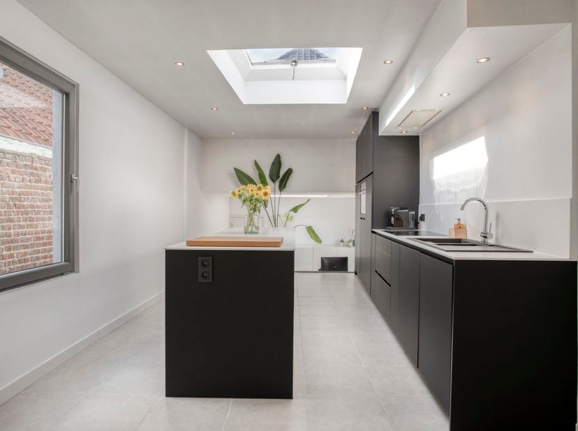 *** KIJKDAG ZATERDAG 12/09 tussen 13u30 en 16u *** OP AFSPRAAK *** Deze charmante woning in Erpe-Mere combineert comfort met een bijzonder gunstige li