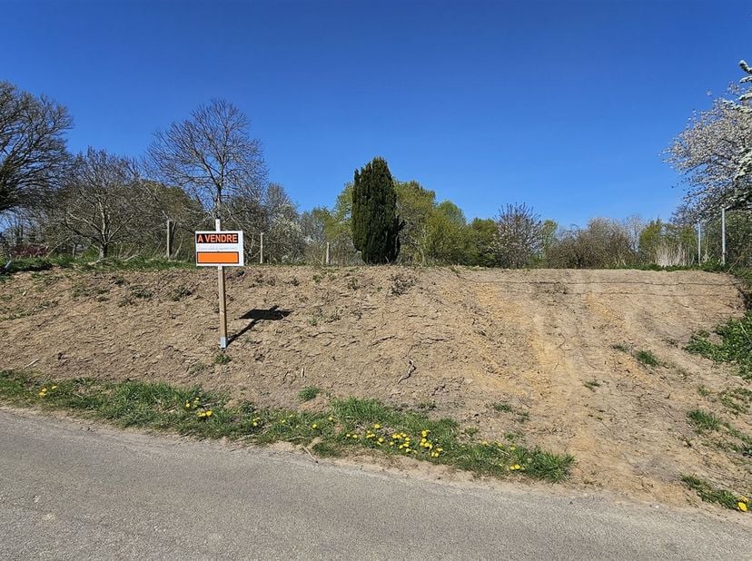 A vendre à BLAREGNIES 7040 <br />
Terrain de 11 ares 24 centiares.<br />
Façade: 14,5 mètres. <br />
Situé en zone d'habitat à caractère rural, topogr
