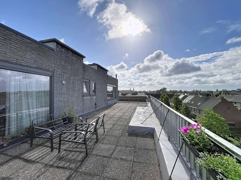Dit prachtige penthouse-appartement komt vrij en combineert rust en comfort perfect. Het appartement is gelegen in een aangename, kalme residentie, id