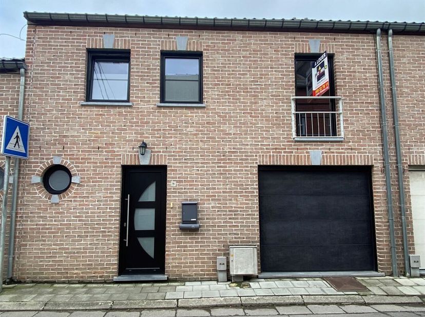Sfeervol huis met 3 slaapkamers, garage en tuin in de heuvels boven Bon-Secours.<br />
De begane grond bestaat uit een hal, een lichte woonkamer, een