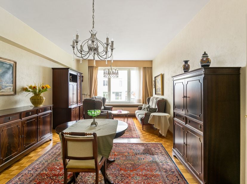 Dit appartement bevindt zich in ‘t geliefde Antwerpen, omringd door trendy hotspots, gezellige koffiebars en lokale adresjes zoals Bar Chapel, hier va