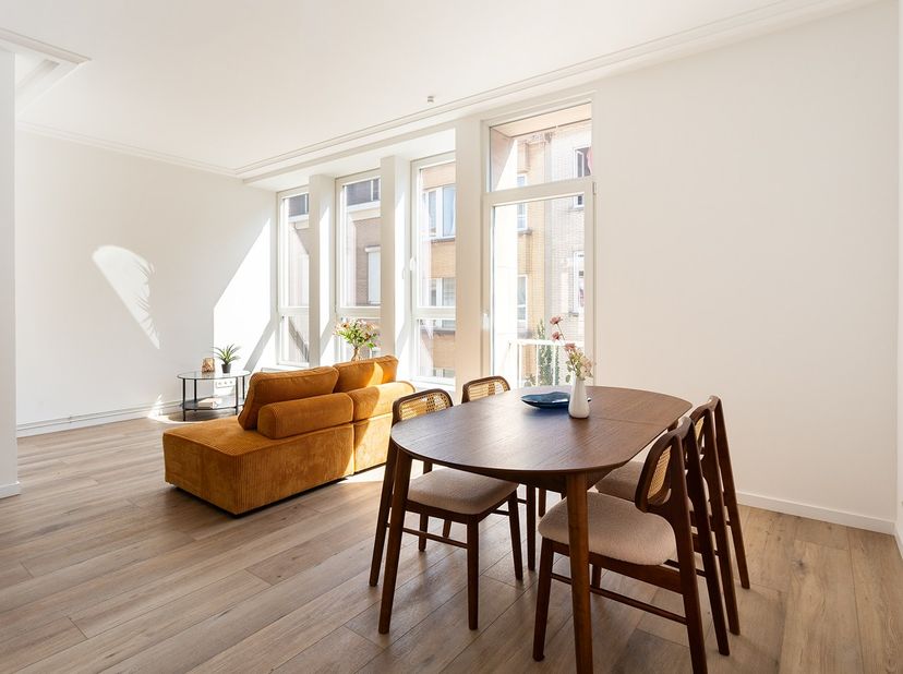 Locatie<br />
<br />
Dit volledig gerenoveerd appartement is gelegen in een centrale locatie in Antwerpen-Noord waar buurtwinkels, supermarkten, gezel
