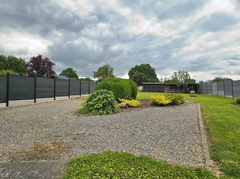 Voor info en bezichtiging : bel Benny 0475/25 01 72<br />
<br />
Op zoek naar een charmante woning met ruimte en talloze mogelijkheden?<br />
Deze vri