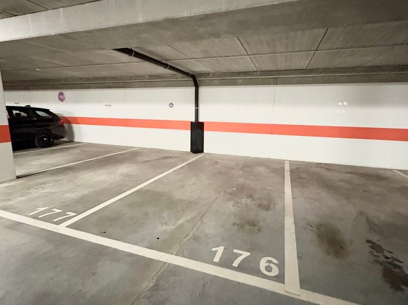 Emplacement de parking situé au -2 (facilement accessible) d'un immeuble récent avec situation excellente.<br />
Longueur 5,06 x Largeur 2,26 <br />
C