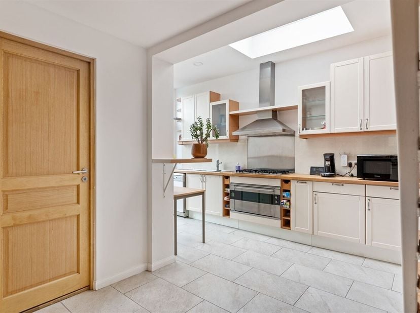 Karaktervol gelijkvloers duplex-appartement (82m²) voorzien van twee slaapkamers en gezellig aangelegde stadstuin op absolute toplocatie te Mortsel bi