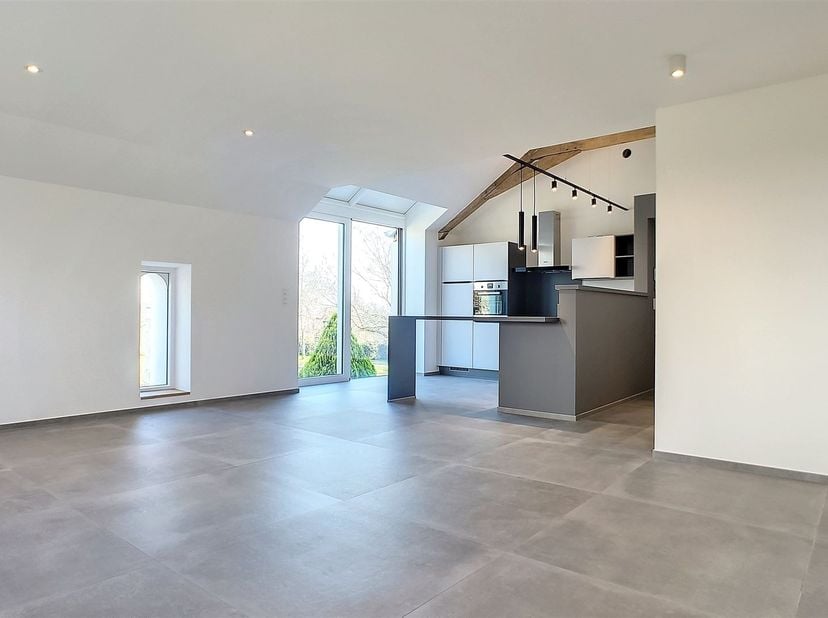 W Immobilière vous propose dans le village de Sterpenich, au sein d'une petite résidence de 2 unités, un splendide appartement neuf de 148 m² composé