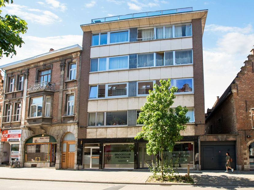 Dit appartement op de vierde verdieping is uitstekend gelegen aan de Brusselstraat 61, in het hart van Leuven. Winkels, scholen, openbaar vervoer en d