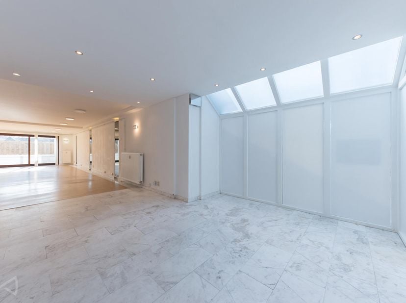 Excellente situation pour cet espace bureau/ commerce de 150 m² modulables à souhait. Double entrée, espace d’accueil, terrasse arrière et plusieurs s