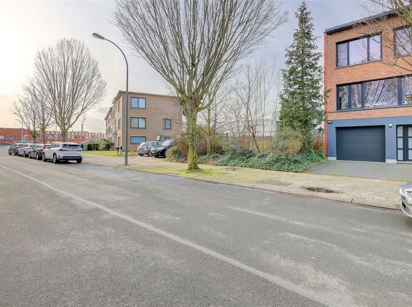 Deze bouwgrond (454m²) voor een nieuwbouw half open bebouwing staat te koop in de gegeerde Neerlandwijk aan de Planetariumlaan in Wilrijk. De ligging