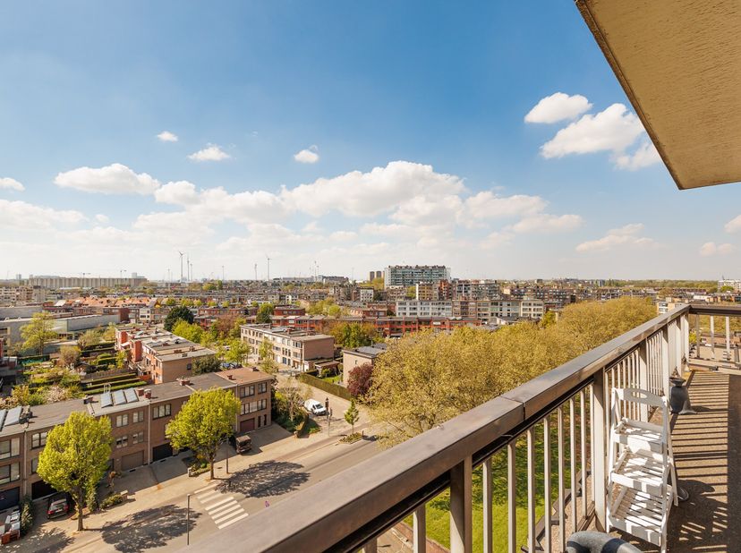Op de 8ste verdieping van een uitstekend onderhouden gebouw bevindt zich dit mooie 3-slaapkamerappartement met een uniek panoramisch zicht over Antwer