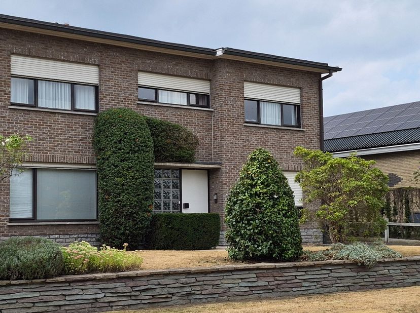 Deze prachtige villa in Merelbeke is een droomwoning voor wie op zoek is naar ruimte, comfort en luxe. De woning, gebouwd in 1966, straalt karakter ui