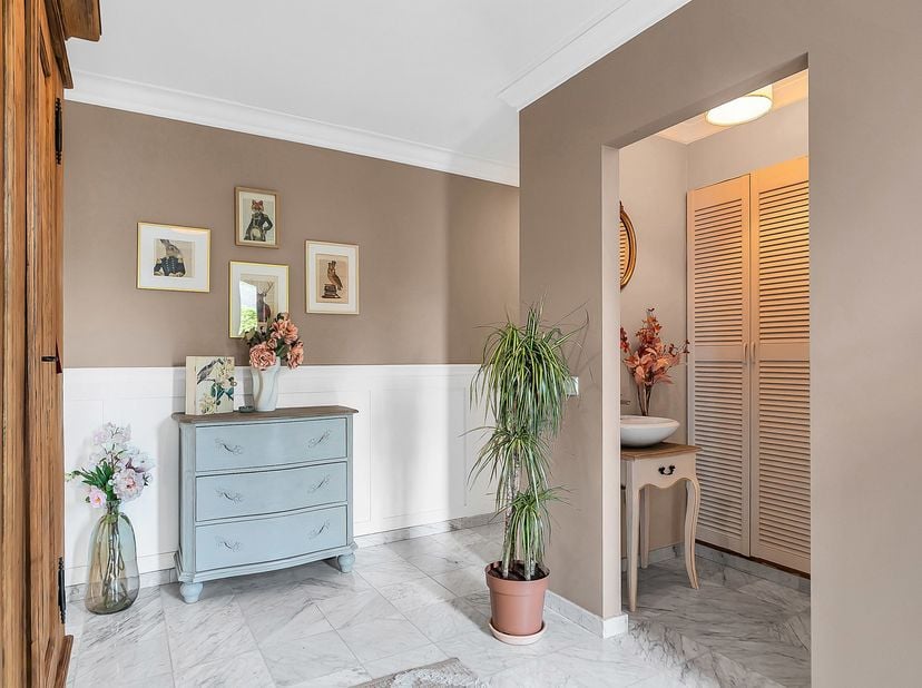 Deze moderne villa in de rustige Trompetstraat in Koersel biedt een zee aan ruimte en mogelijkheden. Dankzij de bijna 300 m² woonoppervlakte en de vol
