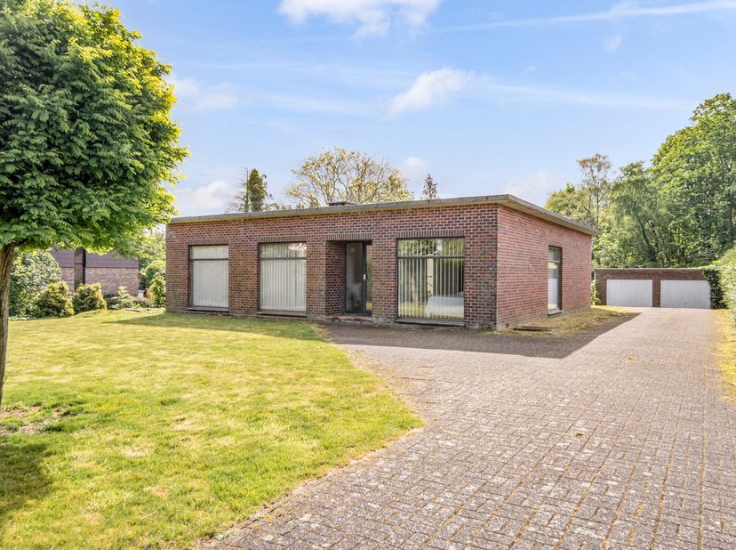 Rustig gelegen bungalow op een perceel van maar liefst 19a10ca in een groene omgeving nabij Lindenbos (35 hectare) en het centrum van Linden. Dankzij