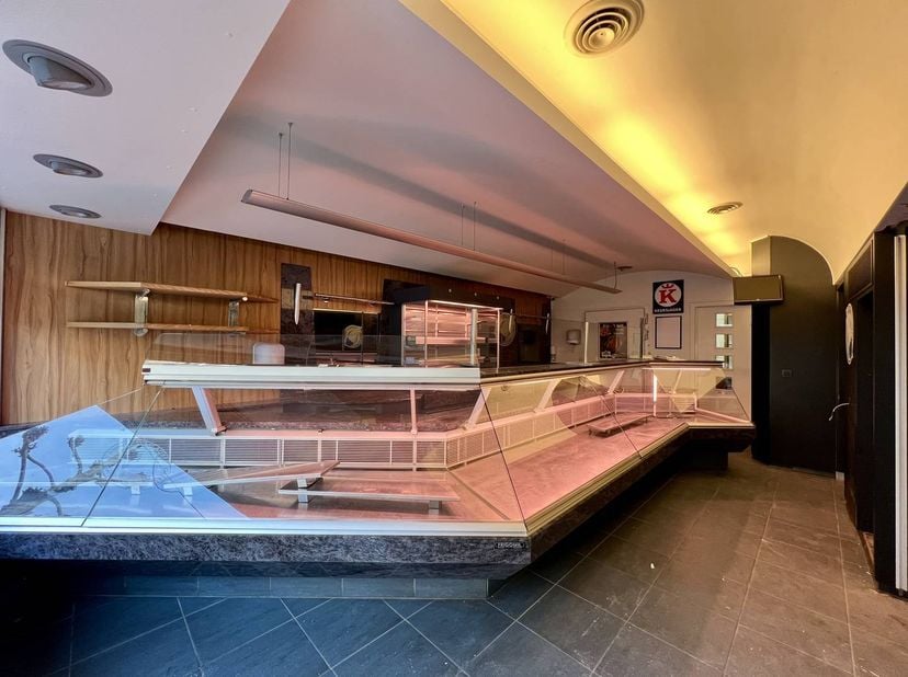 Op een absolute topligging in het centrum van Hasselt bevindt zich dit commercieel handelspand van ca. 142 m², gelegen op de gekende Zuivelmarkt – één