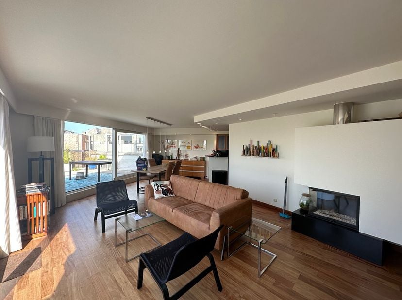 Appartement-terrasse unique comprenant deux chambres, dont une avec un grand dressing. Séjour lumineux avec cuisine ouverte équipée de tous les appare