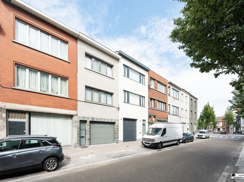 Vous souhaitez découvrir l'intérieur de cette spacieuse maison située au centre de Merksem, à proximité de toutes les commodités ?<br />
Alors, prene