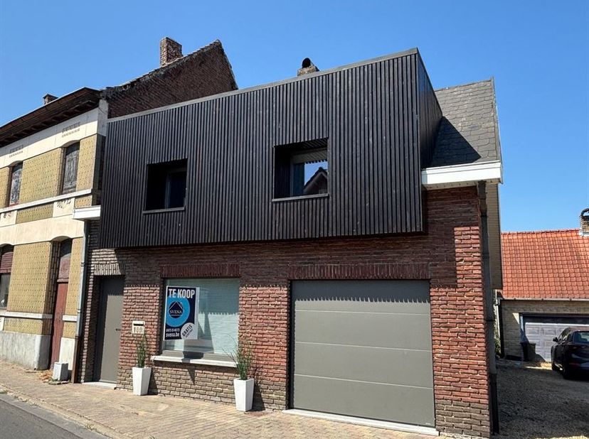 GERENOVEERDE WONING MET 3 SLAAPKAMERS, GARAGE EN TUIN<br />
<br />
Richtprijs 275.000 euro<br />
<br />
Deze woning is ideaal gelegen in de nabijh