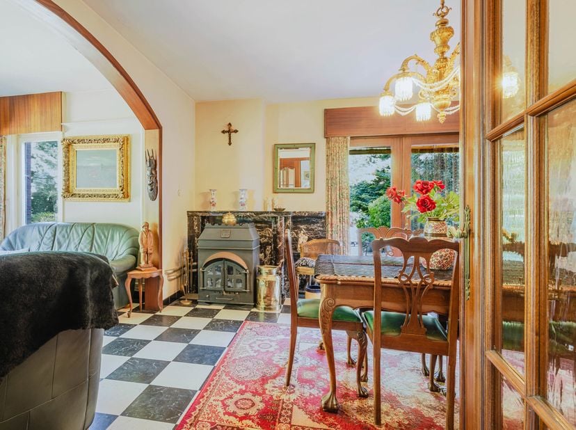 Op zoek naar een woning met karakter, ruimte en potentieel? Deze charmante villa in de rustige Steenberghestraat in Bottelare biedt een unieke kans vo