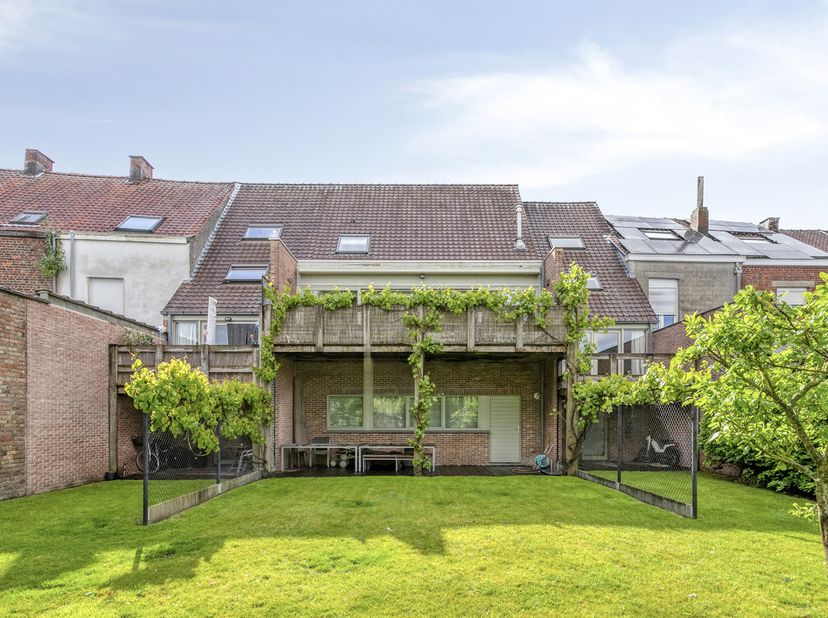 Op een vlot bereikbare ligging in de Zandputstraat te Menen bevindt zich deze interessante eigendom bestaande uit drie verzorgde wooneenheden. Dankzij