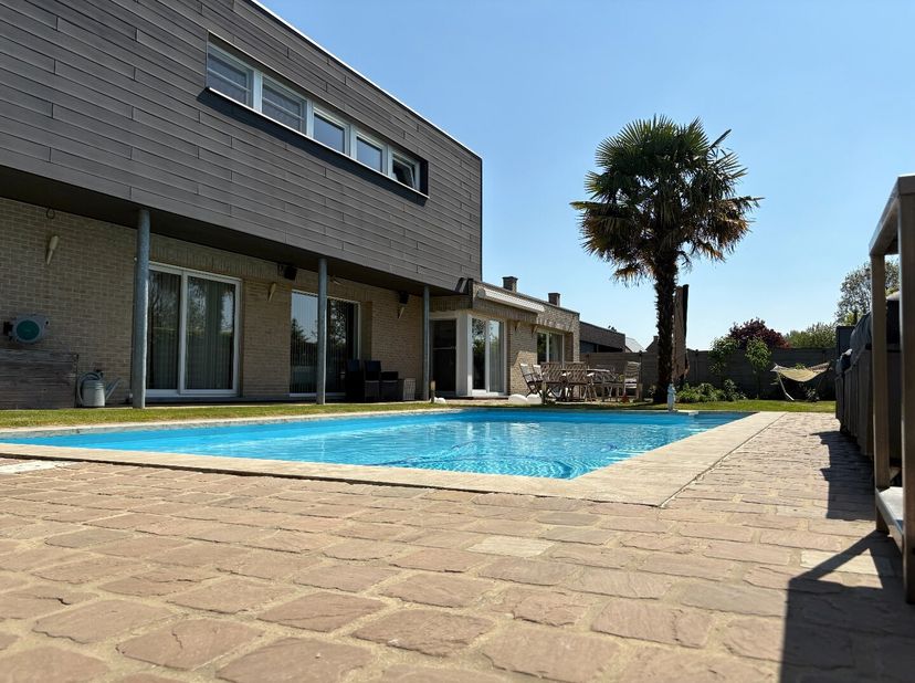 Dit gebouw wordt momenteel gemengd gebruikt namelijk als kantoor + woning.<br />
Het bestaat momenteel uit een kantoor/praktijk in 2 verdiepingen van