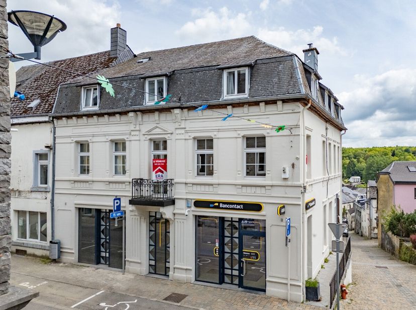 Lagence ERA B-LUX vous présente cette élégante maison de maître idéalement située en ultra-centre de Neufchâteau, à proximité immédiate des écoles, co