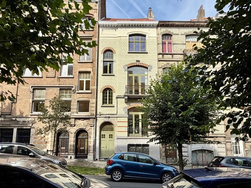 À deux pas de la maison communale de Saint-Gilles, découvrez cette splendide maison bourgeoise, de plus de 215 m². Elle offre quatre chambres spacieus