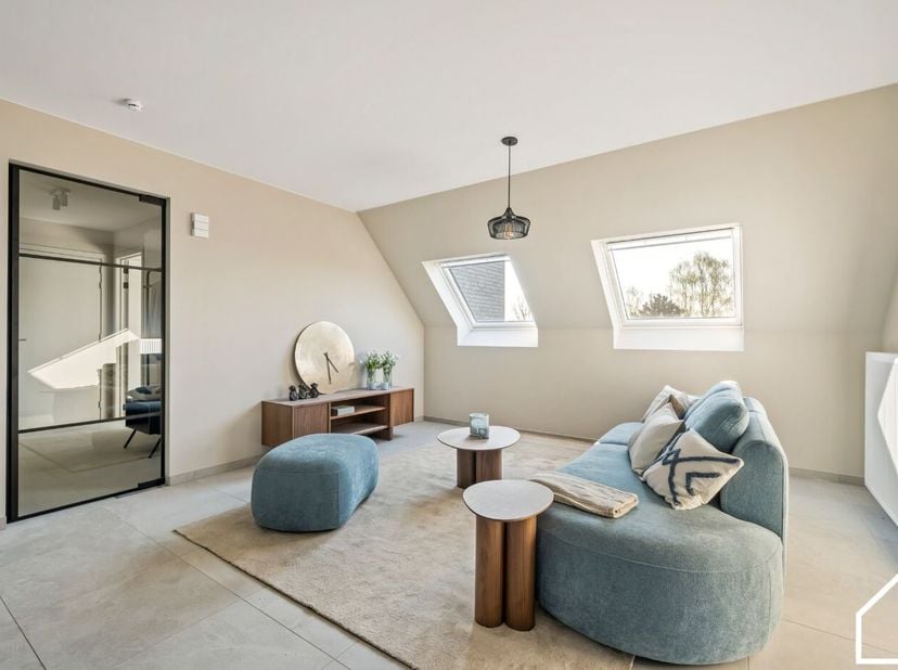 Appartement op de 3e verdieping van 88,96 m² bestaande uit een inkomhal met vestiaire, toilet en douchekamer, woonkamer met open keuken, wasruimte en