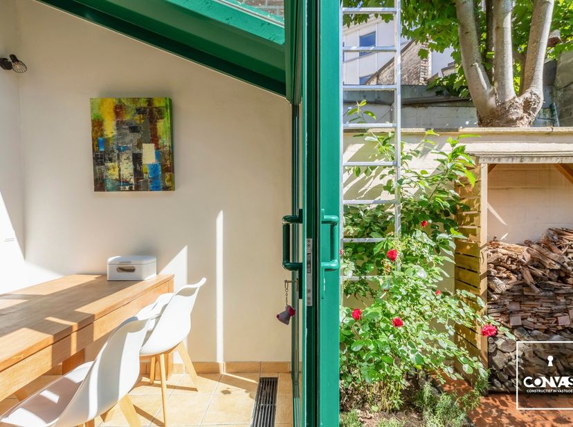 Uitstekend gelegen in een rustige straat vlak bij station Gent-Sint-Pieters en het stadscentrum. Dankzij de centrale ligging vormt deze woning een ide