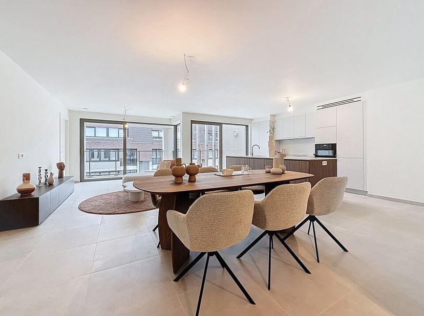 Droom je van comfortabel wonen vlakbij het bruisende centrum van Roeselare, met alles binnen handbereik? Dan is dit instapklare appartement in een kle