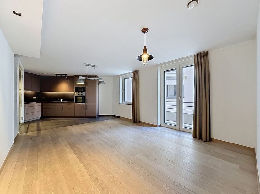 In de onmiddellijke nabijheid van de Kunstberg en het Centraal Station ligt dit appartement, volledig gerenoveerd in 2018, met een bijzonder strategis