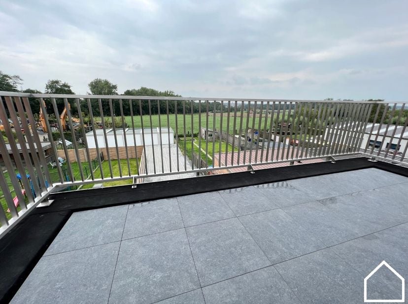 Deze volledig instapklare nieuwbouwwoning (bel-etage) is rustig gelegen in Geluveld en biedt alle comfort voor wie op zoek is naar een moderne en ener