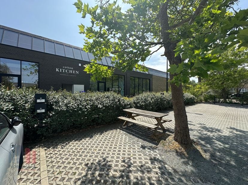 Deze moderne en volledig bemeubelde kantoorruimte van 100 m² te huur bevindt zich in het kwalitatieve bedrijvenpark 'Cotton Factory' met uitstekende b