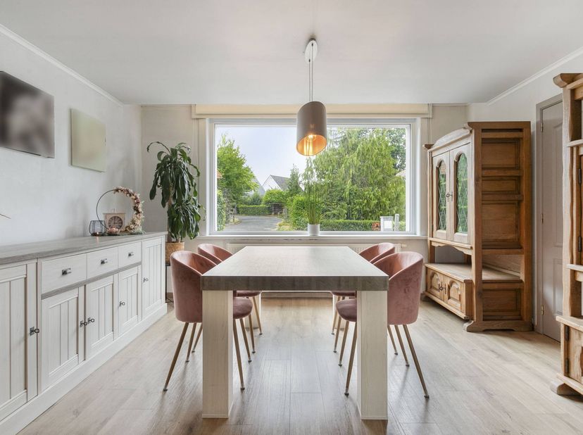 Ben je op zoek naar een charmante en praktische thuis? Deze woning biedt een mooie kans om een karaktervol huis te kopen in Ronse.<br />
<br />
Wie di
