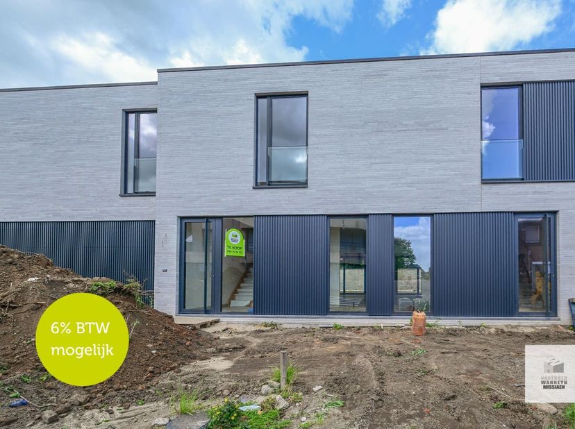 Moderne nieuwbouwwoning met stijlvolle en tijdloze architectuur, mogelijk aan te kopen aan 6% BTW! Via de inkomhal met gastentoilet komt u terecht in