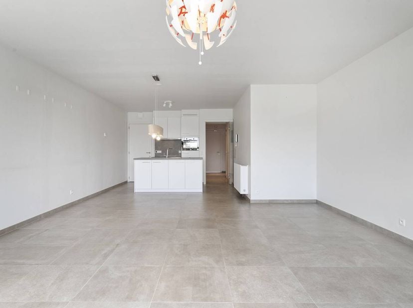 Dit recente gelijkvloerse appartement in Bredene combineert ruimte, comfort en energiezuinig wonen op een toplocatie vlak bij de Spuikom. Gebouwd in 2