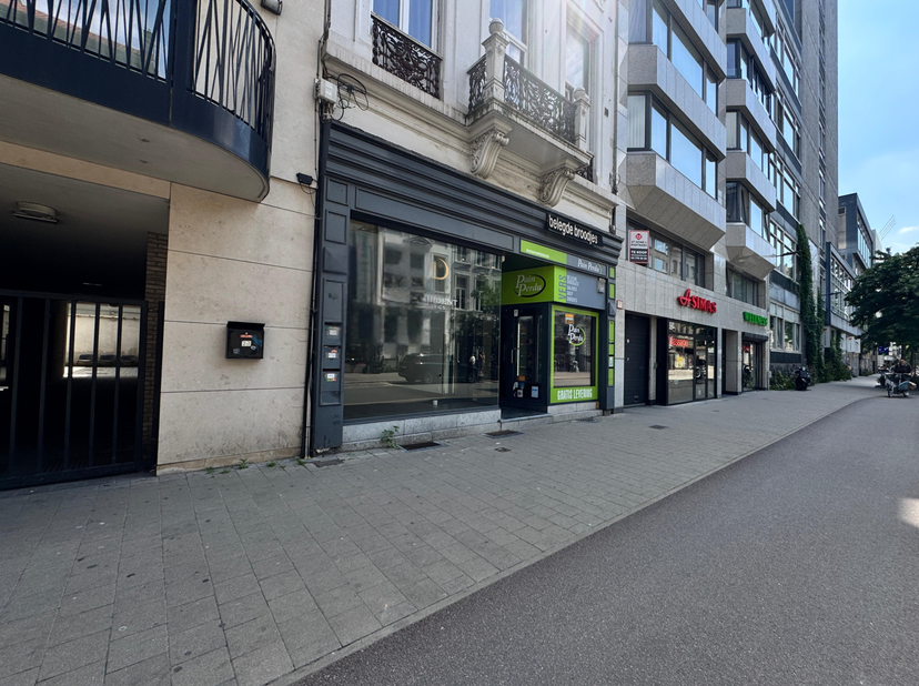 Situé dans la Quellinstraat, à quelques pas de la Keyserlei, du Parc de la Ville et de la Gare Centrale d’Anvers, ce commerce clé sur porte représente