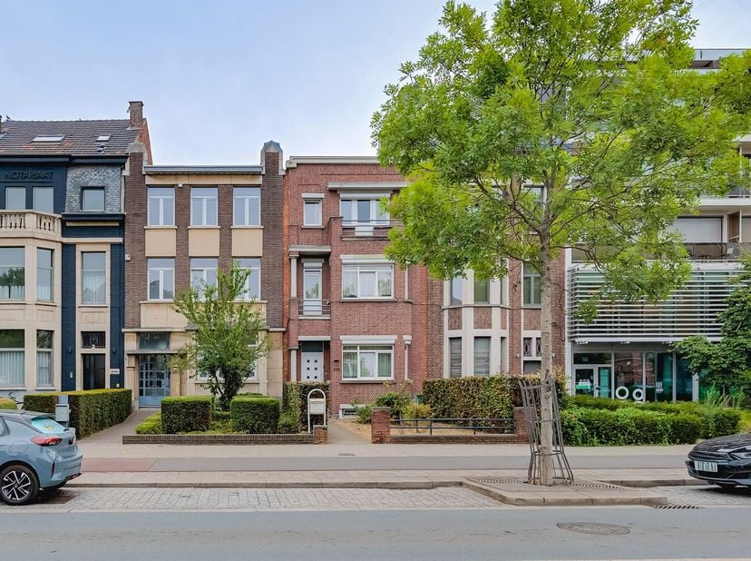 Deze uitzonderlijk ruime woning is gelegen aan de Bredabaan in Merksem, vlak bij winkels, scholen en openbaar vervoer. Dankzij een bewoonbare oppervla