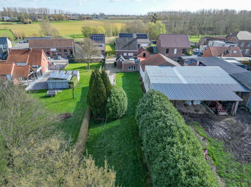 Deze halfopen bebouwing, landelijk en uiterst rustig gelegen, beschikt over vier volwaardige slaapkamers en biedt tal van mogelijkheden om bijkomende
