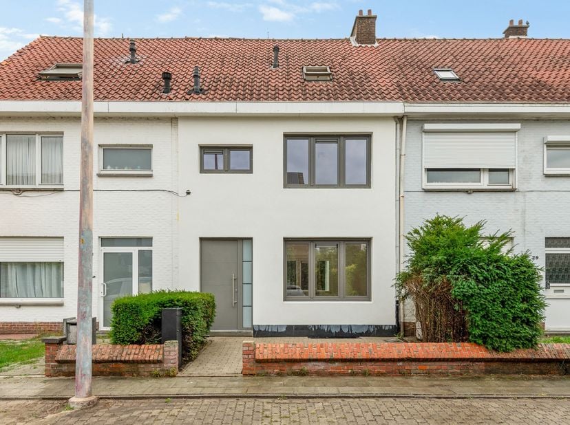 Instapklare gerenoveerde gezinswoning met 3 slaapkamers en diepe tuin nabij het centrum van Kalmthout<br />
Deze volledig gerenoveerde gezinswoning co
